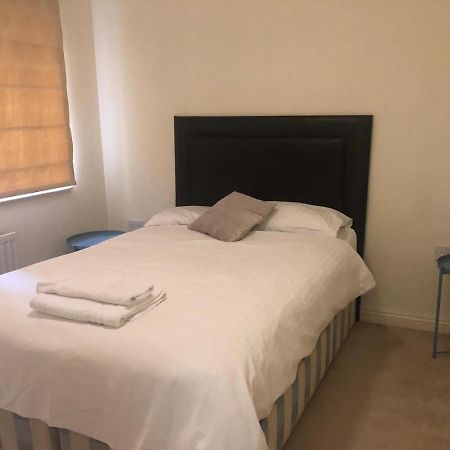 Lovely 2 Bedroom 2 Baths Flat With Free Parking บาซิงสโตค ภายนอก รูปภาพ