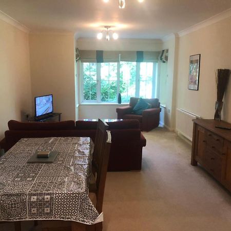Lovely 2 Bedroom 2 Baths Flat With Free Parking บาซิงสโตค ภายนอก รูปภาพ
