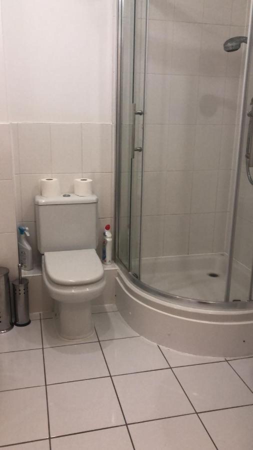 Lovely 2 Bedroom 2 Baths Flat With Free Parking บาซิงสโตค ภายนอก รูปภาพ