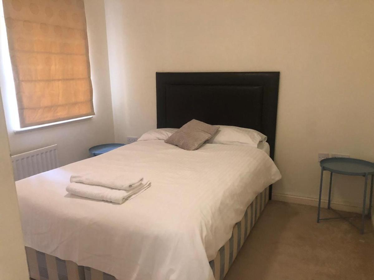 Lovely 2 Bedroom 2 Baths Flat With Free Parking บาซิงสโตค ภายนอก รูปภาพ