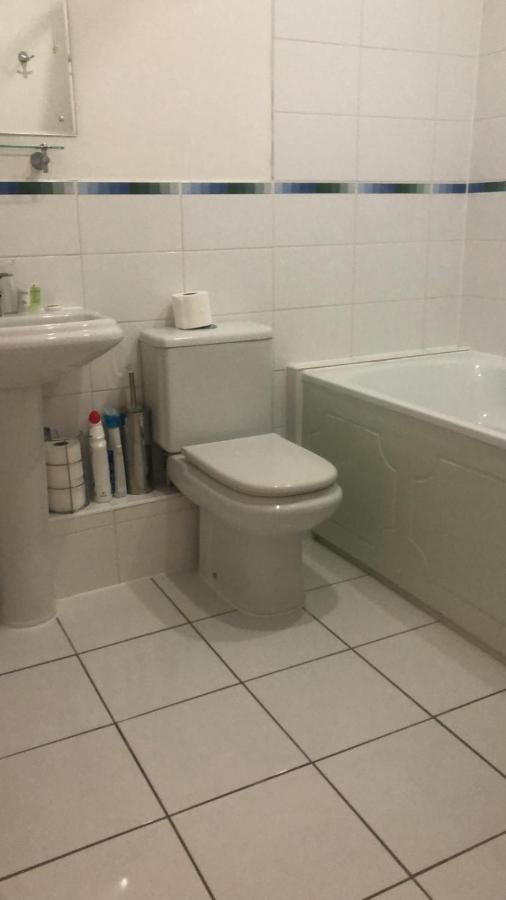 Lovely 2 Bedroom 2 Baths Flat With Free Parking บาซิงสโตค ภายนอก รูปภาพ