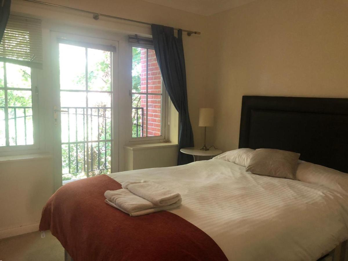 Lovely 2 Bedroom 2 Baths Flat With Free Parking บาซิงสโตค ภายนอก รูปภาพ